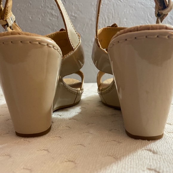 BORN Nude patent leather sandals with 3-D flower embellishments - Picture 13 of 16